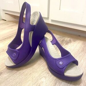 CROCS - PURPLE WEDGES